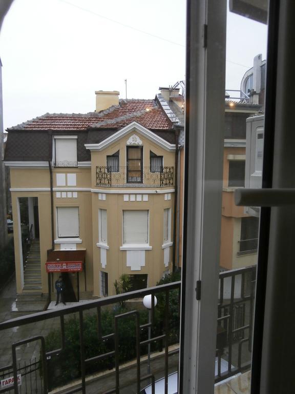 Art Apartment Kiril And Metodi Square Burgas Room photo