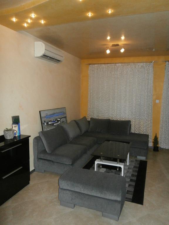 Art Apartment Kiril And Metodi Square Burgas Room photo